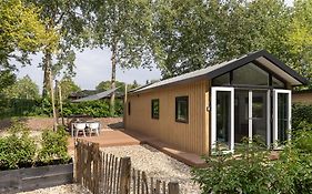 Schitterend 4 persoons Tinyhouse met HOTTUB aan de bossen in Putten 4-16